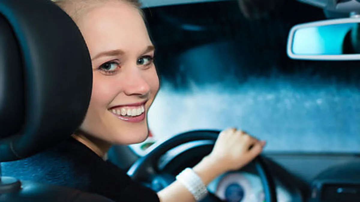 Gutes Vorbild: Die Kopfstütze sollte auf Höhe der Kopfoberkante oder darüber stehen