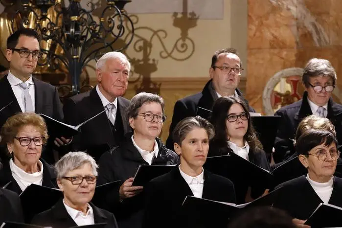 Einleitende Worte sprachen Obfrau Maria Posteiner und Pfarrer Peter Rosenberger. Die Anfänge dieser Konzerte gehen weit zurück bis zum damaligen Chorleiter Franz Swoboda und Obmann Klaus Walter. Sie waren die Begründer dieser Konzerte und wollten mit der wohlklingenden Musik das Publikum von nah und fern mit einem qualitätsvollen, breitgefächerten Programm erfreuen.