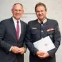Von links: Bundesminister Gerhard Karner mit Ottmar Karner bei der Verleihung 