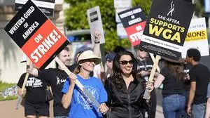 Drehbuchautorinnen und Schauspielerinnen, darunter Fran Drescher, kämpfen gemeinsam 