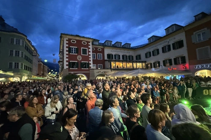 Bestens gefüllt: der Lienzer Hauptplatz am Dienstagabend