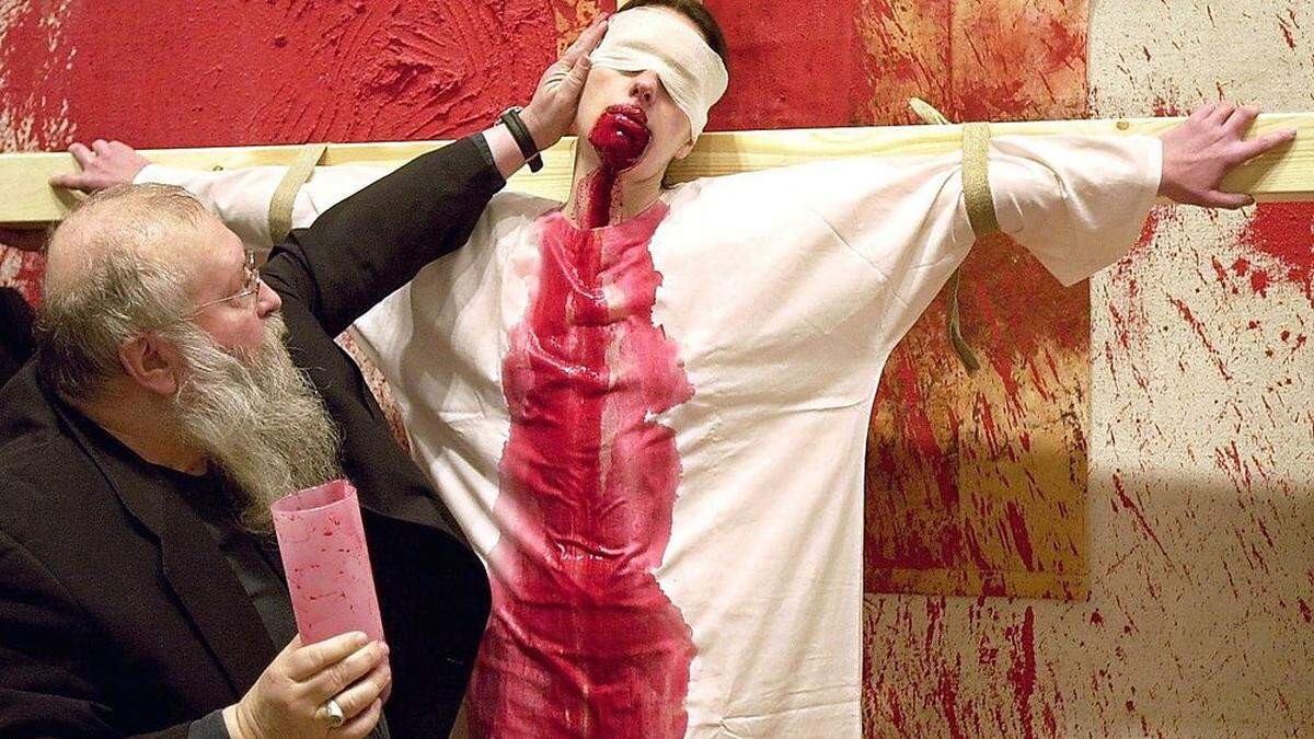 Hermann Nitsch bei einer seiner Aktionen