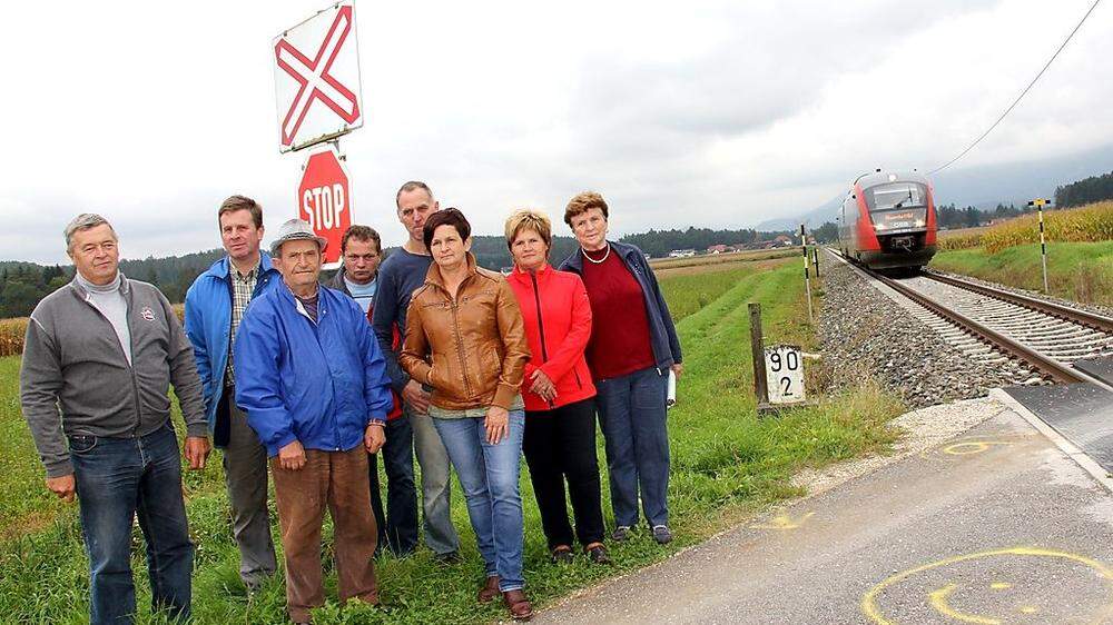 Seit 2014 wird gegen eine Schließung des Bahnüberganges in Tscherberg/Rinkolach protestiert. Michael Kuchar (Fünfter von links) fordert mit weiteren Landwirten Ausgleichsbetrag von Gemeinde 