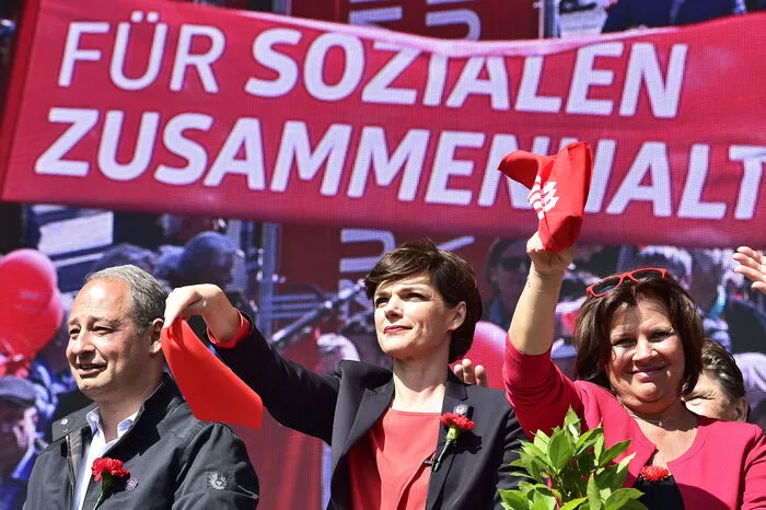 "Schwarz-Blau" war selbstverständlich eindeutig als erklärter Lieblingsgegner auszumachen - Bundesparteichefin Pamela Rendi-Wagner wollte die Menge auf sozialdemokratische Werte einschwören.