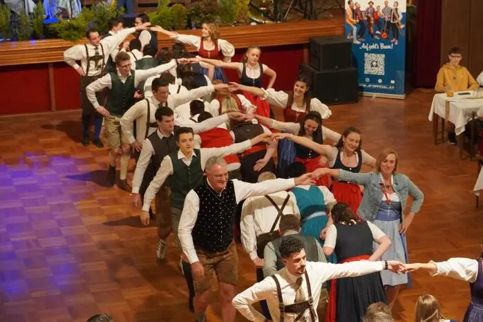 Die Volkstanzgruppe Krems eröffnete am Samstag den Dirndlball im Kongresshaus Millstatt