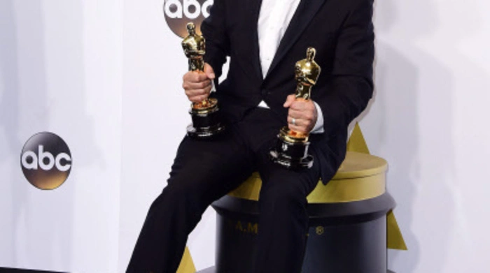 Da kann er es wohl noch gar nicht recht glauben. Alejandro Gonzalez Inarritu hat mit seinem Film "Birdman" insgesamt vier Oscars gewonnen und ist damit der große Abräumer 2015: bester Film, beste Regie, beste Kamera, bestes Originaldrehbuch.