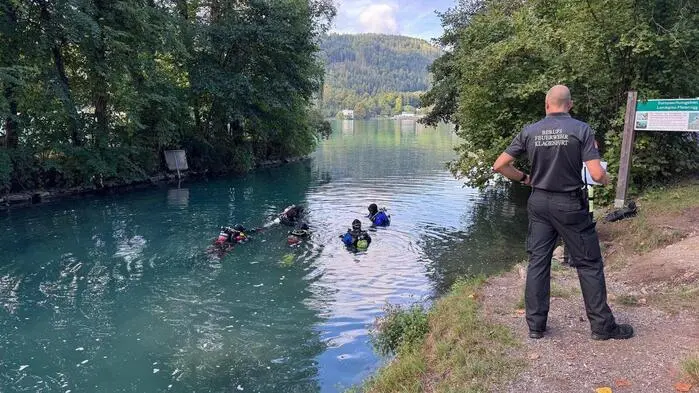Taucher der Feuerwehr im Wasser