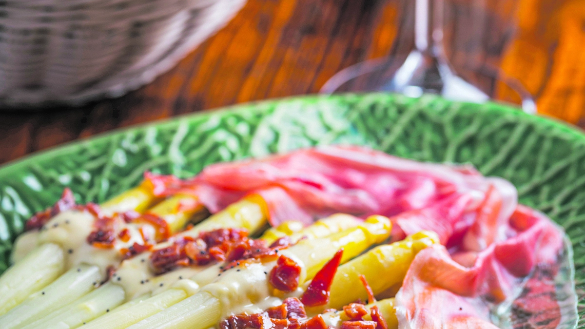 Zwischen April und Mai avanciert weißer Spargel aus Tavagnacco zum Star vieler Gerichte