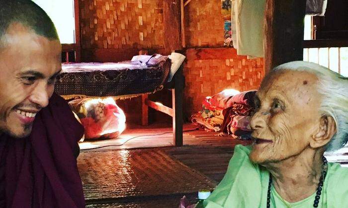Auf Besuch bei einer 90-jährigen Dorfbewohnerin un ihrem Enkel  