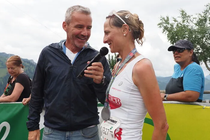 Bernadette Schuster, die schnellste Frau im Ziel wurde gleich zum Interview gebeten
