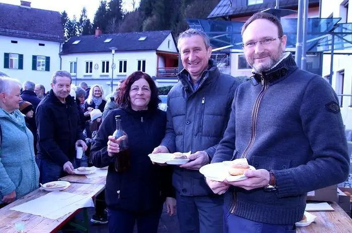 Bürgermeister Viktor Schriebl und sein Vize Bernd Gratzer luden am Lichtmess-Sonntag nach dem Kirchgang zum Kropfnwoakn auf den Dorfplatz ein.