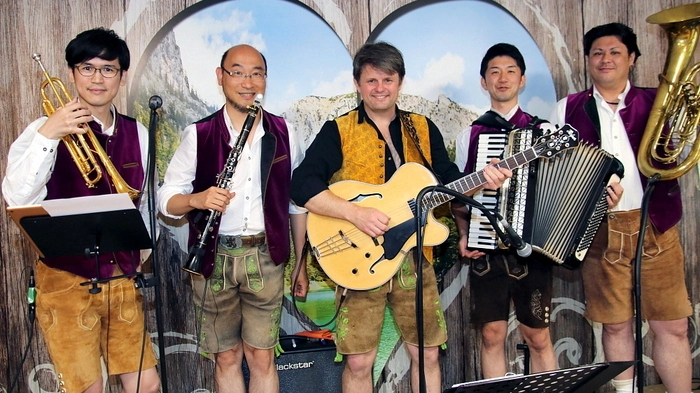 Der Bayer Andi „Andisan“ Starek mit seinen vier japanischen Freunden Kazunori „Charlie“ Kuwata, Ryo „Richi“ Yamashina, Kazuma „Franzl“ Abe und Ado „Adi“ Kihara begeisterten ihr Publikum mit ihren perfekt dargebotenen Melodien.