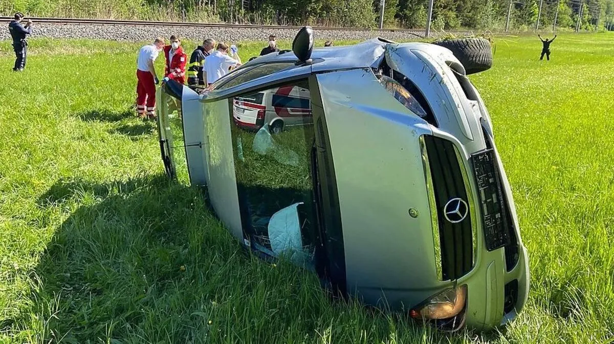 Der Pkw stürzte über die Böschung und blieb seitlich liegen. Der Lenker konnte sich nicht aus dem Unfallwagen befreien