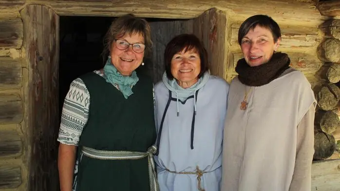 Bei frühlingshaften Temperaturen startete am vergangenen Freitag die Museumssaison im Kulm-Keltendorf. Die Besucherinnen und Besucher nutzten die Gelegenheit, das Gelände und die rekonstruierten Bauten bei einem abwechslungsreichen Programm kennenzulernen. 