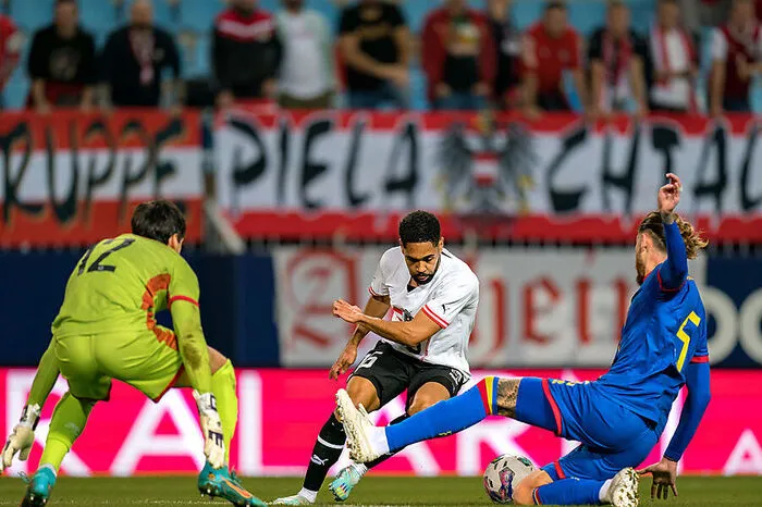 Philipp Mwene: 3. Mwene versuchte, sich in der Offensive einzubringen - oftmals eher unglücklich. Der Eindhoven-Spieler sehr bemüht, wurde nach 45 Minuten aber von Andreas Weimann ersetzt.