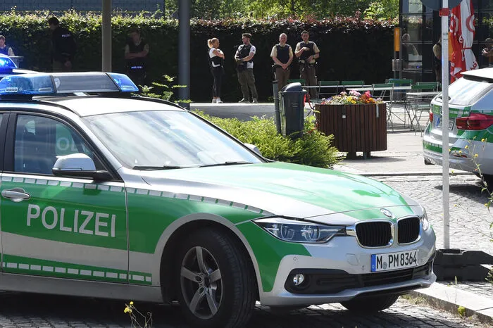Über etwaige Vorstrafen oder eine kriminelle Vergangenheit war zunächst ebenso wenig bekannt wie über die Hintergründe der Tat oder ein mögliches Motiv.