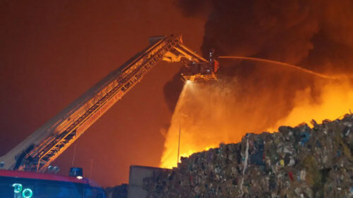 Großbrand in einem Entsorgungsbetrieb
