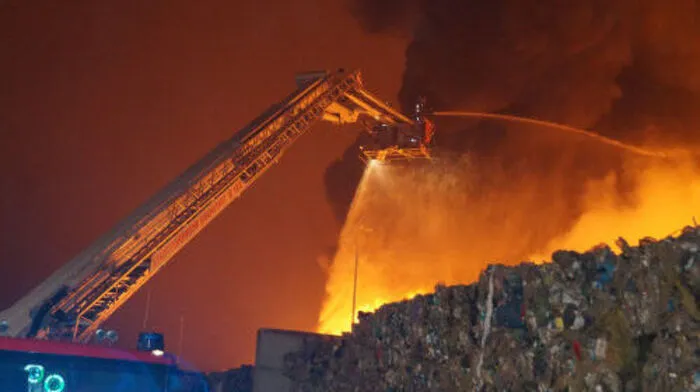Großbrand in einem Entsorgungsbetrieb
