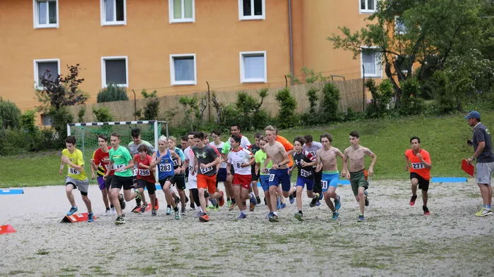 Schon am Vormittag war beim Jubiläumsfest der Neuen Mittelschule (NMS) Eisenerz, die früher die Hauptschule war, Action angesagt. Ein sportlicher Wettkampf in Form eines Duathlons wurde von den Schülerinnen und Schülern der Ski- und Sport-NMS Eisenerz gut bewältigt.