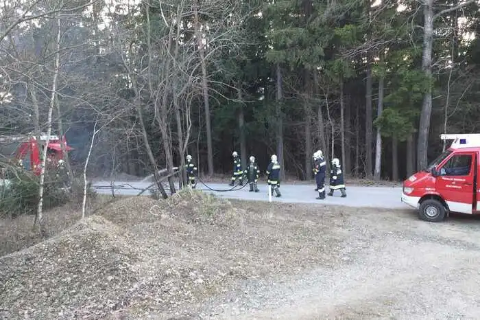 Die beiden anfahrenden Feuerwehren Tauchen und Aspang konnten storniert werden. Seitens der Feuerwehr Mönichkirchen wurden letzte Glutnester abgelöscht.