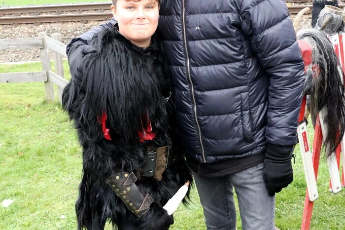 Mitten unter den schaurigen Gestalten in Liebenfels unter anderen gesichtet: „Meilenstein“-Frontman Heli Brunner (Foto), Maskenschnitzer Martin „Mothe“ Weiss, Faschingsstar Manfred „Noste“ Obernosterer sowie Rene Gratzer, Obmann der Perchtengruppe Liebenfels. 