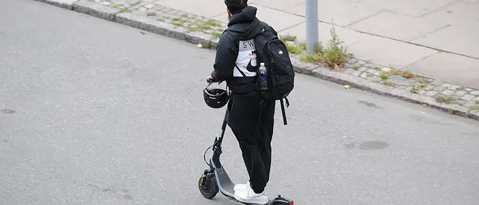 Ein Mann auf einem E-Scooter