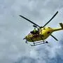 Ein gelber Rettungshubschrauber in der Luft | Der Mann wurde ins Klinikum nach Klagenfurt geflogen (Symbolbild)