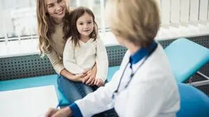 Der Eltern-Kind-Pass organisiert Kontrolluntersuchungen für Kinder in regelmäßigen Abständen