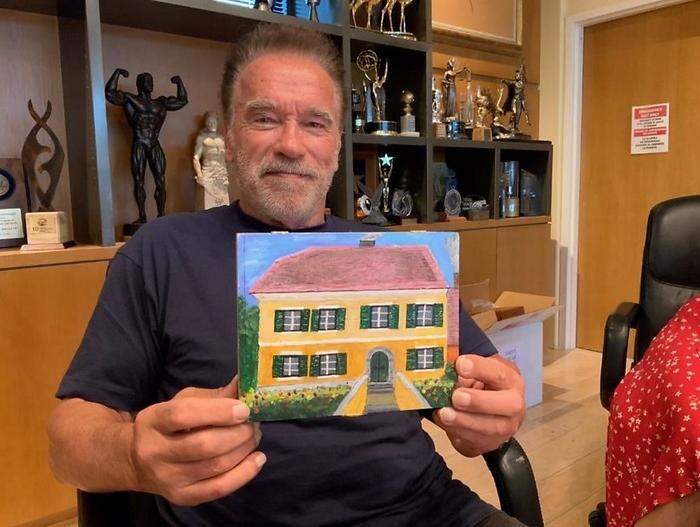 Arnold Schwarzenegger hat selbst zum Pinsel gegriffen