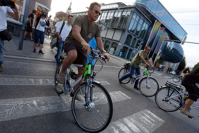 Graz, wo selbst Superstart Arnold Schwarzenegger lieber mit dem Rad als mit seinem Hummer fährt. Wenn auch nur für ein Portrait des Fernsehsender CBS 2011.
