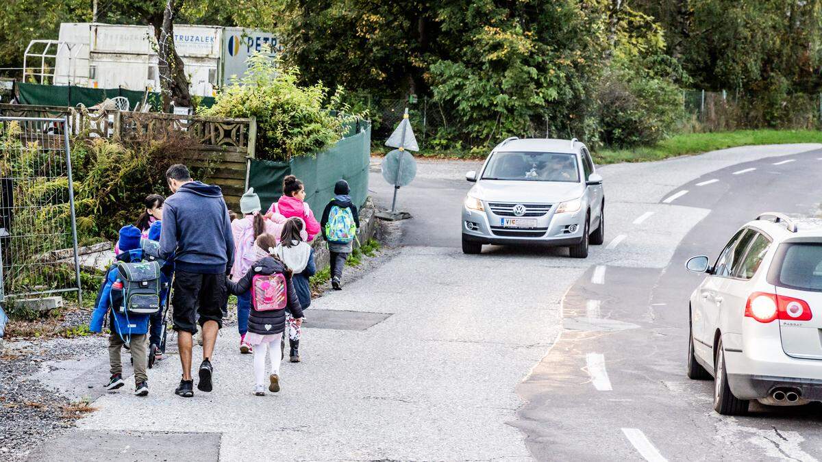 Zwölf Flüchtlingskinder sind auf ihrem Schulweg länger als eine Stunde unterwegs | Die Kinder aus dem Flüchtlingsquartier Langauen haben einen Schulweg, der mehr als eine Stunde dauert