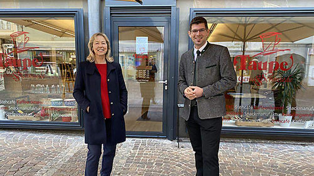 Marktplatz Mittelkärnten-Obfrau Ingrid Bachler und  Landesrat Martin Gruber vor Taupe’s Genussschmiede in St. Veit