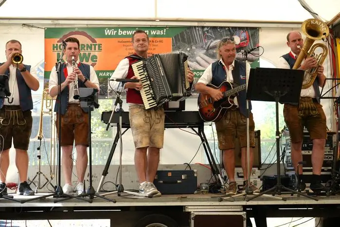 Die 5 Obersteirer spielen zum Almfest auf.