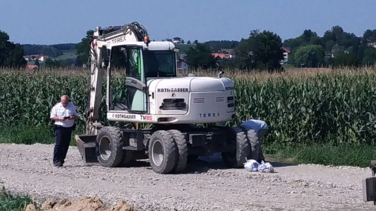 Der Fahrer des Radbaggers dürfte seinen Kollegen beim Reversieren übersehen haben