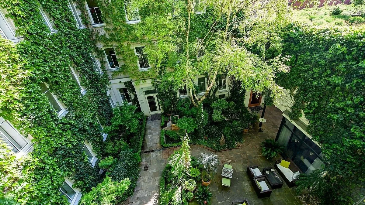 Grüne Fassaden und Dächer gehören mit zum Energie- und Wohlfühlkonzept. Hier ein Blick in den Innenhof des Boutiquehotels Stadthalle Wien