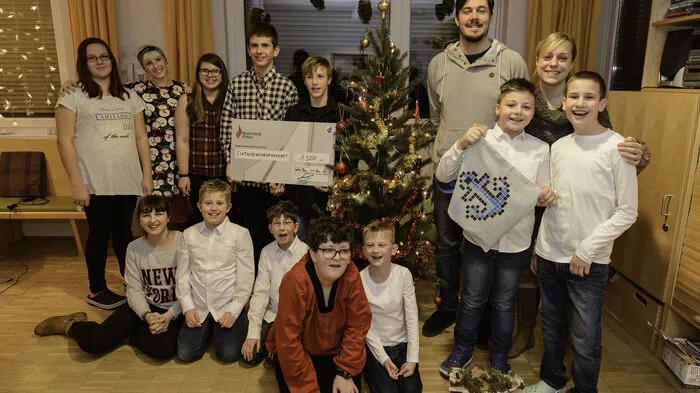 Mit der karitativen Veranstaltung "Techno Punschen" im Parkschlössl in Spittal konnten 1500 Euro an Spenden für die Kinder des Integrationszentrums Seebach bei Seeboden gesammelt werden.