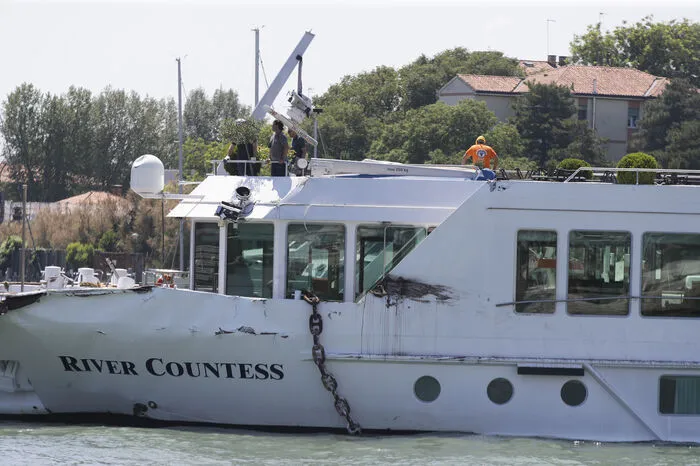 Auf einem Video war zu sehen, wie das Kreuzfahrtschiff "MSC Opera" mit lautem Sirenengeheul Richtung Anlegestelle fährt und Menschen an Land davonlaufen.
