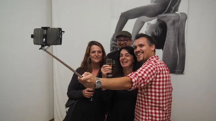 Fotokünstler aus Italien und Österreich stellen seit Freitagabend im Pörtschacher Bahnhof in der Galerie am Kopfbahnhof aus. Die Ausstellung "Kopflastig" läuft bis 16.September. Sie ist ein gemeinsames Projekt der Gemeinde Pörtschach mit der italienischen Partnergemeinde Rivignano Teor.