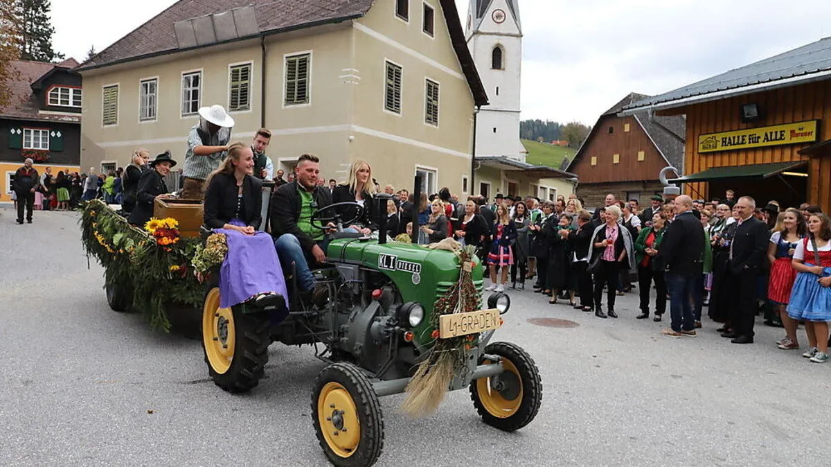 14 geschmückte Wagen sorgten beim Bezirkserntedankfest für Staunen 