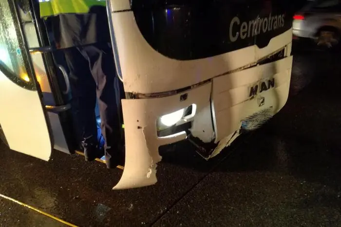 Plötzlich soll der Pkw langsamer geworden sein und die Warnblinkanlage eingeschaltet haben. Dann lenkte der Fahrer den Pkw direkt von den Reisebus. Trotz einer Notbremsung habe der 37-jährige Buslenker aus Bosnien nicht mehr ausweichen können. Er touchierte das Auto. Es wurde gegen eine Böschung geschleudert und kam am Pannenstreifen zu liegen.