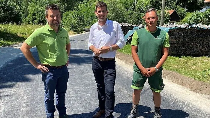 Leiter der Agrartechnik Peter Hebein (links) mit einem Mitarbeiter und Martin Gruber (Mitte)
