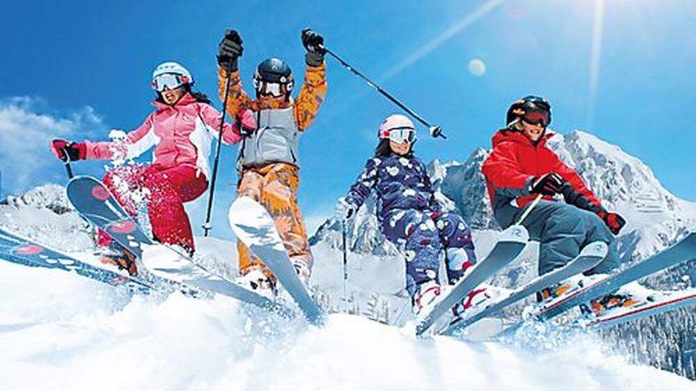 Skifahrer und Snowboarder freuen sich über winterliche Verhältnisse auf dem Nassfeld