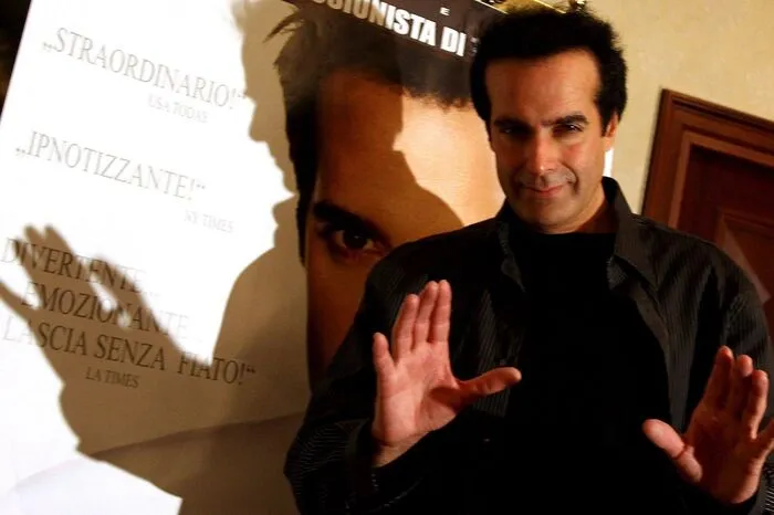 "Davino, der Zauberjunge" war nicht gerade ein Name, der nach einem großen Magier von Weltruhm klang. Doch der elfjährige David Copperfield hatte mit seinen Tricks auf Partys so viel Erfolg, ...