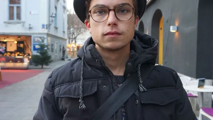 Mein Onkel hat mir erzählt, dass er damals mit dem Auto die Sporgasse hinaufgefahren ist. Jetzt ist sowas unvorstellbar. Ich finde es generell toll, dass man die Autos teilweise aus der Stadt verbannt hat und so seit Längerem eine Begegnungszone für Fußgänger ermöglicht. Allerdings könnte man das Radsystem noch ein bisschen ausbauen.