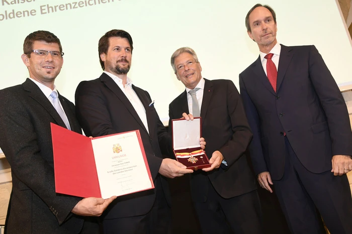 Die Kärntner Landesregeirung dankte Christoph Kulterer für seine Verdienste mit dem Großen Goldenen Ehrenzeichen. Landesrat Martin Gruber, Christoph Kulterer, Landeshauptmann Peter Kaiser und Präsident Timo Springer.