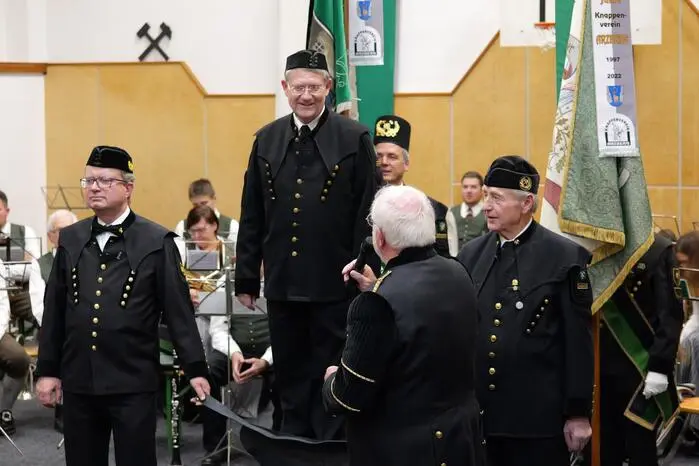 Höhepunkt der Feier war der traditionelle „Ledersprung“. Dabei müssen die Kandidaten auf einem Fass stehend einige Fragen beantworten und einen „Lederspruch“ aufsagen. Nach dem Austrinken eines Glases Bier springen sie über das „Arschleder“ in den neuen Berufsstand. 