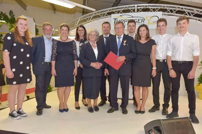 Landesrätin Sara Schaar und ÖBG-Landesvorsitzender Hermann Lipitsch überreichten das Ehrenzeichen des Landes Kärnten.