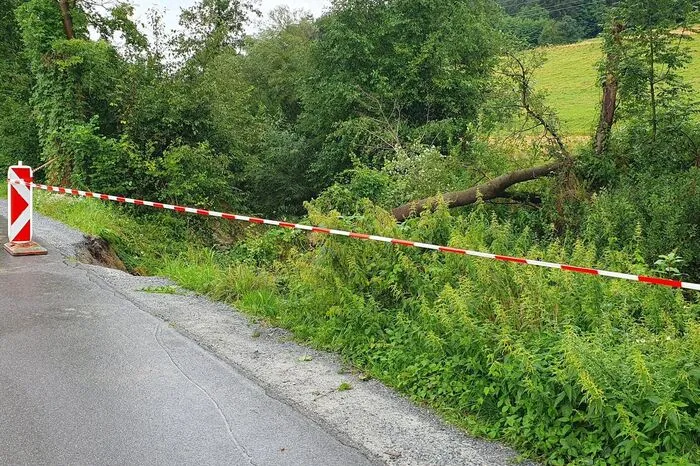 In Eggersdorf musste am Freitagnachmittag der Bachweg komplett gesperrt werden ... 