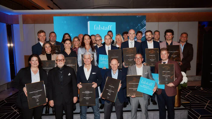 Bei der Falstaff-Gala in München. Hotelier Alfred Pierer (vorne, Dritter von links) und weitere Preisträgerinnen und Preisträger