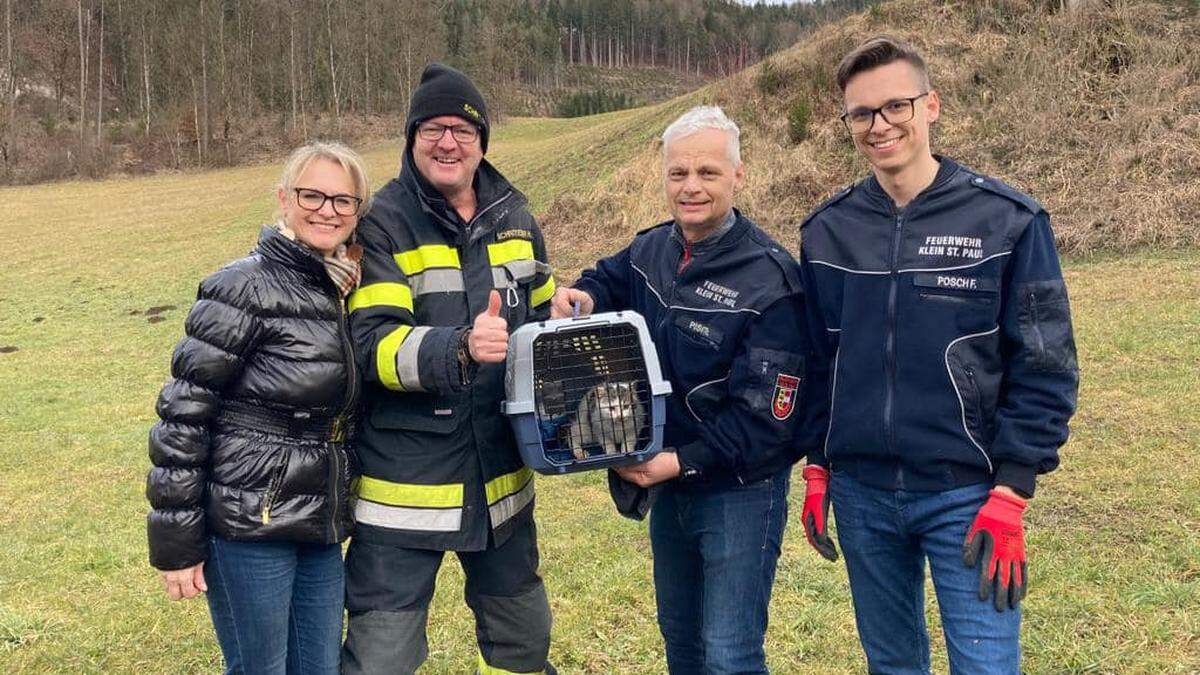 Die Feuerwehrleute mit Sabine Hohenecker, die die Katzenminze zur Verfügung stellte